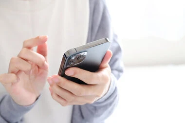 スマホで電話予約しようとしている様子