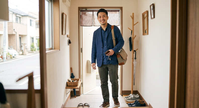 男性がお出かけしようとしている様子