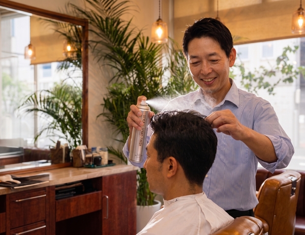 理容師による男性のヘアセット。