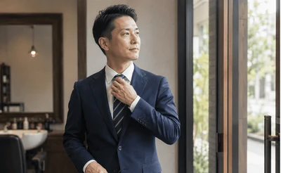 出勤前に理容室で身だしなみを整えた40代男性