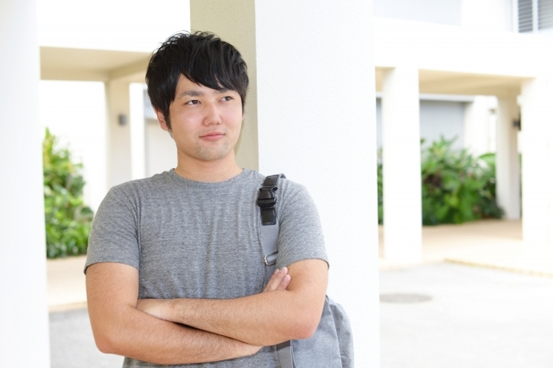 髪が長い男性
