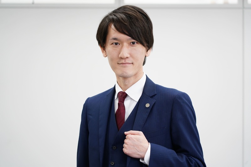 髭剃り後の満足げな男性客と理容師。