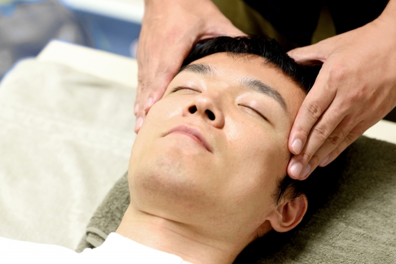 ヘッドスパされている男性の様子
