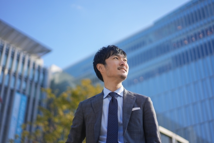 スーツ姿の男性の様子