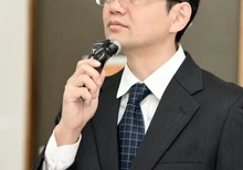 疲れたビジネスマンの鏡越しの顔の点検。
