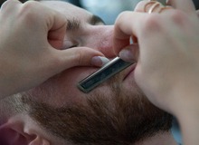 美容室でのカミソリ禁止サインと困惑する男性客と美容師